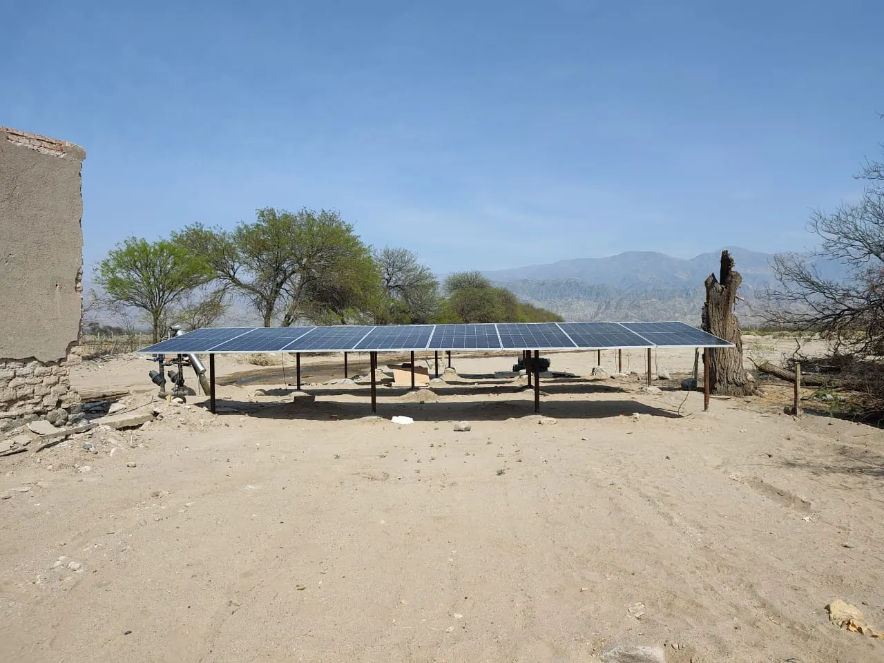 Paneles solares que alimentan la bomba de un pozo rural